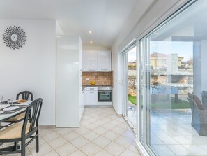 Fridge, oven, dishwasher, cookware/dishes/utensils