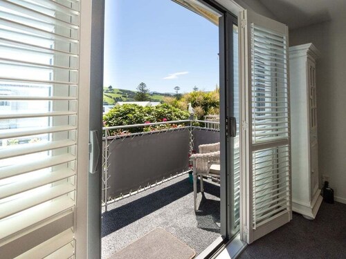 Akaroa Upper Deck - French inspired retreat