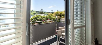 Akaroa Upper Deck - French inspired retreat