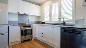 Kjøleskap, mikrobølgeovn, ovn og kokeplater