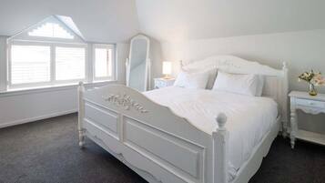 2 soverom, strykejern/-brett og sengetøy