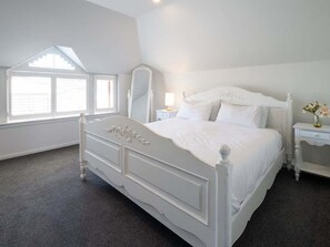 Iron/ironing board, bed sheets - Akaroa Upper Deck - French inspired retreat (Akaroa)
