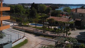 A residential area with a clear view of a marina and boats in the distance. - Attraktiver Standort by Interhome (Medulin)