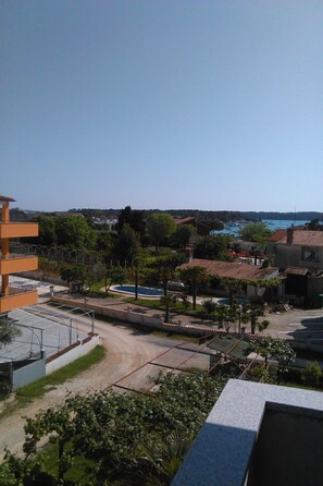 A residential area with a clear view of a marina and boats in the distance. - Attraktiver Standort by Interhome (Medulin)
