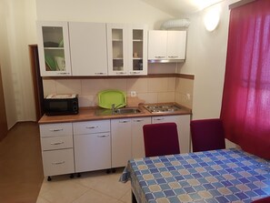 Kühlschrank, Mikrowelle, Kochgeschirr/Geschirr/Besteck