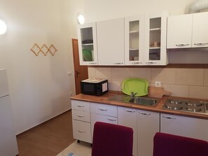 Kühlschrank, Mikrowelle, Kochgeschirr/Geschirr/Besteck