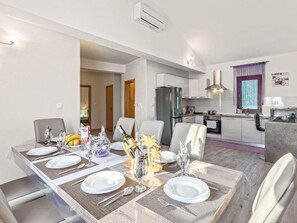 Fridge, microwave, oven, dishwasher - mit Blick auf das Wasser by Interhome (Pula/Banjole)