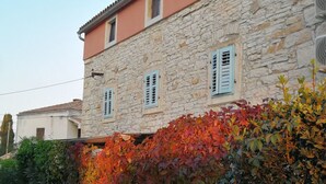 A stone building with a red roof and two windows with shutters. - Wohnung "Eti and Mia 3" mit Pool by Interhome (Pula/Banjole)