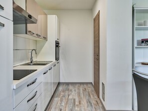 Fridge, microwave, oven, dishwasher - mit privatem Garten und Terrasse by Interhome (Pula)