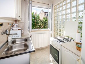 Refrigerador, microondas, horno y utensilios de cocina 