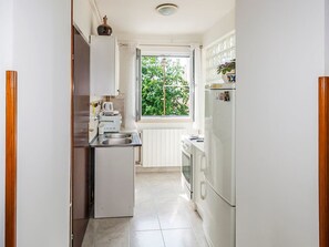 Fridge, microwave, oven, cookware/dishes/utensils - Modern eingerichtete und komfortable Ein-Zimmer-Wohnung direkt im Zentrum von P by Interhome (Pula)