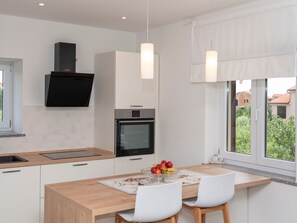 Fridge, microwave, oven, dishwasher - gemütliche und moderne Wohnung by Interhome (Fažana)