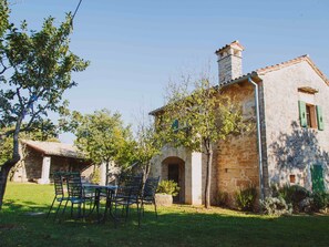 Outdoor dining - Renovierte Ferienwohnung in Karlovići mit Terrasse, Grill und gemeinsamem Pool by Interhome (Cere)