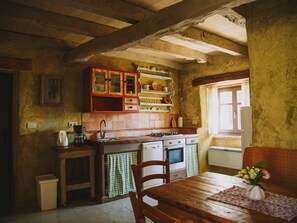 Fridge, microwave, oven, dishwasher - Renovierte Ferienwohnung in Karlovići mit Terrasse, Grill und gemeinsamem Pool by Interhome (Cere)
