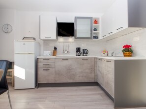 Kühlschrank, Kochgeschirr/Geschirr/Besteck