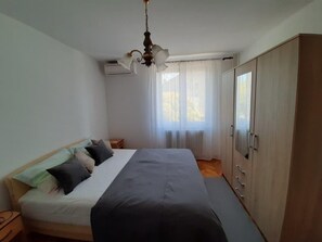 Internet - Helle und luftige Ferienwohnung in erster Reihe zum Meer, mit einem privaten Ba by Interhome (Rovinj)