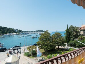 Property grounds - Helle und luftige Ferienwohnung in erster Reihe zum Meer, mit einem privaten Ba by Interhome (Rovinj)