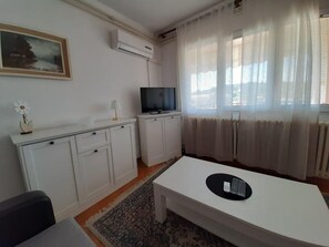 TV - Helle und luftige Ferienwohnung in erster Reihe zum Meer, mit einem privaten Ba by Interhome (Rovinj)