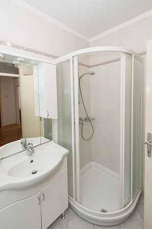 Towels - Helle und luftige Ferienwohnung in erster Reihe zum Meer, mit einem privaten Ba by Interhome (Rovinj)
