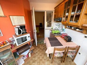 Kühlschrank, Mikrowelle, Kochgeschirr/Geschirr/Besteck