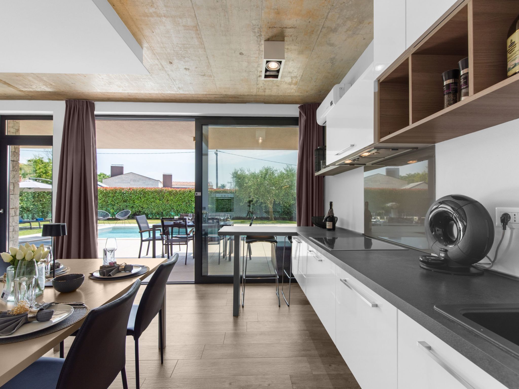 Jääkaappi, uuni, astianpesukone, keittoastiat/astiat/ruokailuvälineet