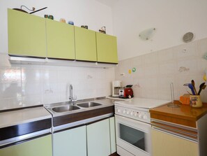 Fridge, oven, cookware/dishes/utensils - "Vinka 2" mit Terrasse by Interhome (Novigrad (Istra))
