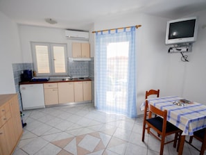 Fridge, cookware/dishes/utensils - für 2 Personen 35 m2 in Novigrad, Istrien by Interhome (Novigrad (Istra))