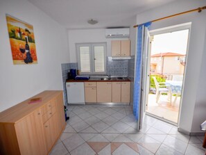 Fridge, cookware/dishes/utensils - für 2 Personen 35 m2 in Novigrad, Istrien by Interhome (Novigrad (Istra))
