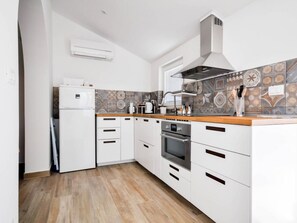 Fridge, oven, cookware/dishes/utensils - Apartment Vera by Interhome (Novigrad (Istra))