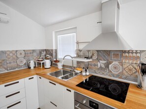 Refrigerador, horno y utensilios de cocina 