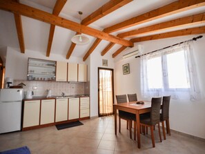 Fridge, cookware/dishes/utensils - Gemütliche Wohnung in Novigrad mit Grill by Interhome (Novigrad (Istra))