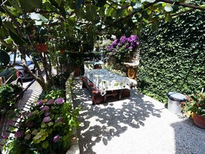 Outdoor dining - Studio "Dario" direkt am Strand by Interhome (Novigrad (Istra))