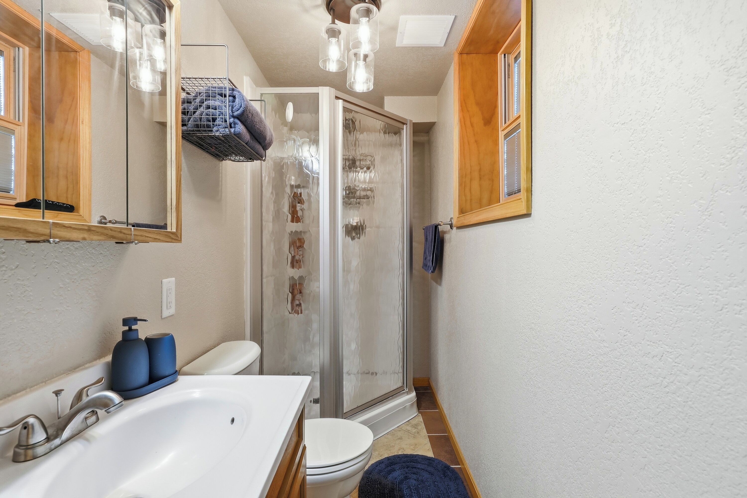 Ducha, secador de pelo, toallas, jabón