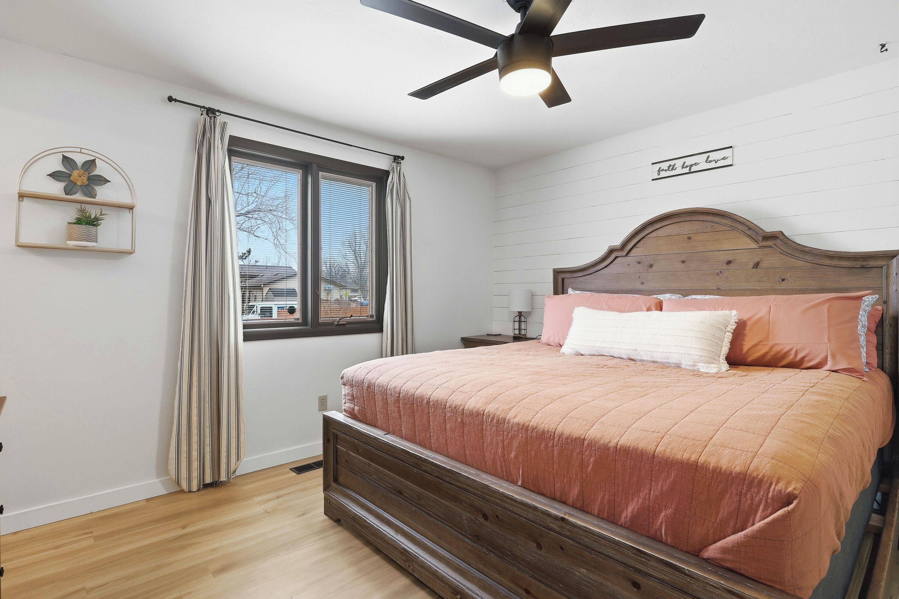 5 chambres, bureau, Wi-Fi gratuit, draps fournis