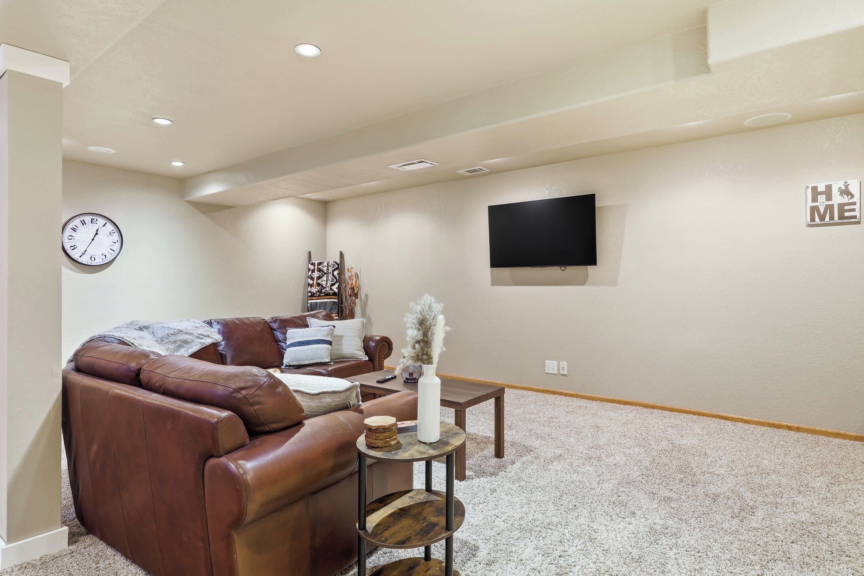 智能電視、壁爐、書籍、音響