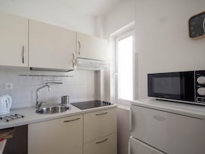 Refrigerador, microondas y utensilios de cocina 