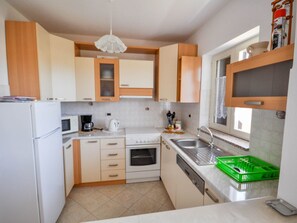 Fridge, microwave, oven, dishwasher - Wohnung "Angela" mit Terrasse by Interhome (Buzinija)