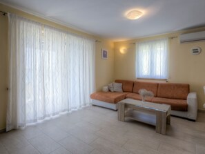 TV - Moderne Ferienwohnung mit schöner Dachterrasse by Interhome (Umag/Juricani)