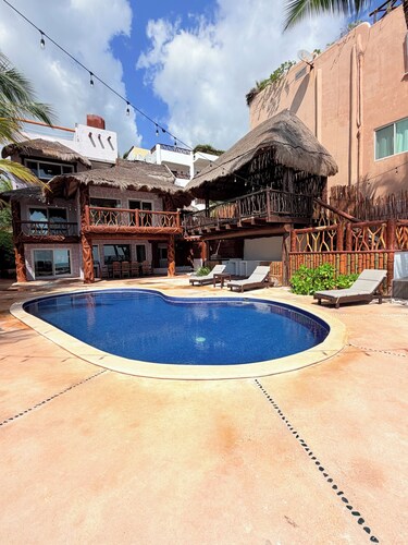 Incredible beachfront villa with pool, beach and memorable views