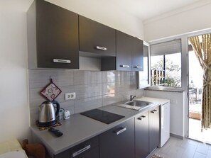 Fridge, cookware/dishes/utensils - Neues Studio mit Meerblick in Zambratija by Interhome (Umag/Zambratija)