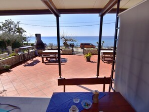 Outdoor dining - in Bašanija mit Schöner Terrasse by Interhome (Umag/Savudrija)