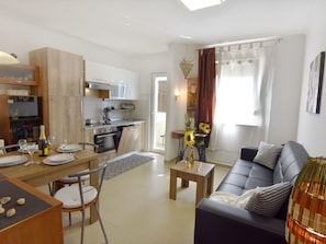 A modern apartment with a kitchen, dining area, and living room. - Martina B4 by Interhome (Umag)