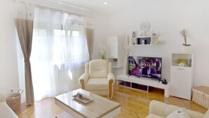 Una sala de estar moderna con un sofá, una mesa de centro y un televisor.