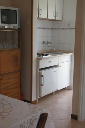 Fridge, cookware/dishes/utensils - Wohnung am Strand by Interhome (Umag)