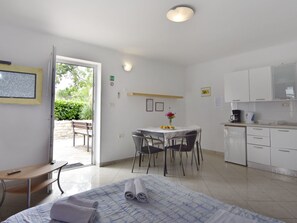 Dining - Apartment mit Pool und Whirlpool in der Nähe des Strandes Umag by Interhome (Umag)