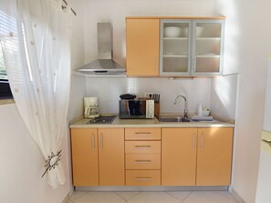 Refrigerador, microondas y utensilios de cocina 