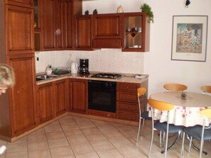 Réfrigérateur, four, batterie de cuisine, vaisselle et ustensiles