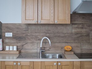 Fridge, cookware/dishes/utensils - Neue Wohnung in Umag mit Terrasse by Interhome (Umag)