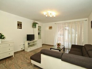TV - mit Pool, Terrasse und Parkplatz by Interhome (Buje)