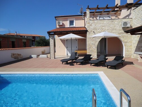 mit Pool, Terrasse und Parkplatz by Interhome
